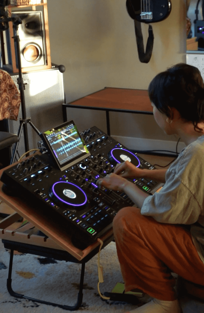 Ergonomic DJ Stand